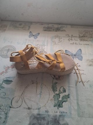 Sandalias de cuña con cordones