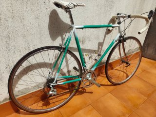 Bicicleta de carretera clásica con cambio automáti