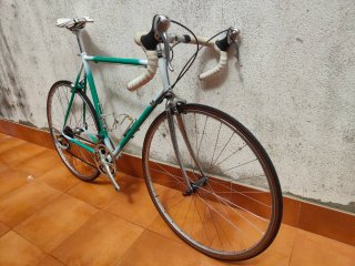 Bicicleta de carretera clásica con cambio automáti