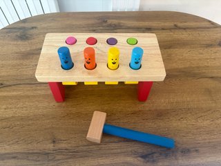 Juguete de madera con martillo