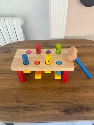 Juguete de madera con martillo