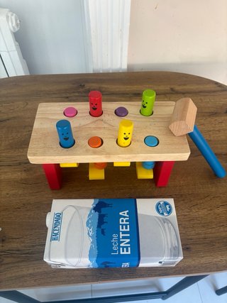 Juguete de madera con martillo