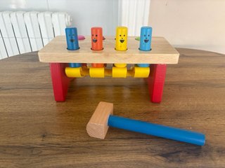Juguete de madera con martillo