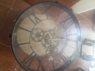 Mesa auxiliar redonda Holmes con reloj