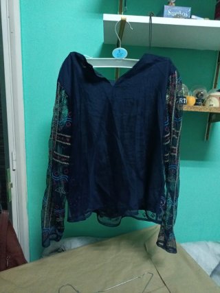 Blusa elegante negra y azul