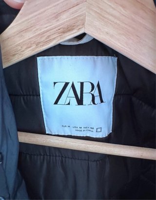 Chaqueta Zara Beige con Capucha Negra