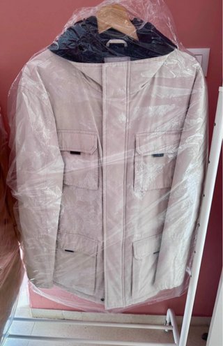 Chaqueta Zara Beige con Capucha Negra