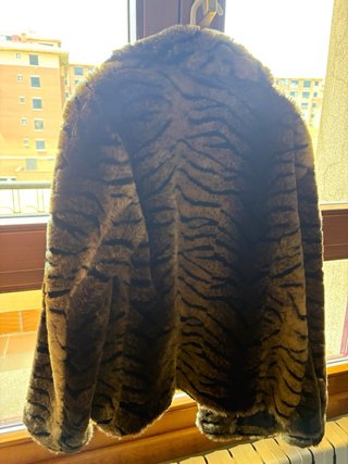 Abrigo estampado tigre talla L