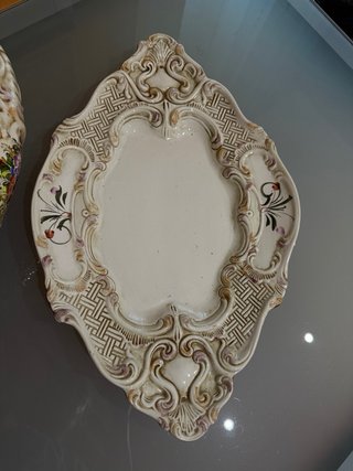 Sopera antigua de loza con fuente