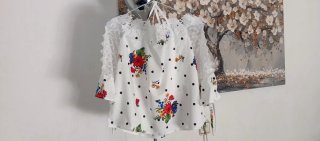 Blusa blanca con estampado floral y lunares