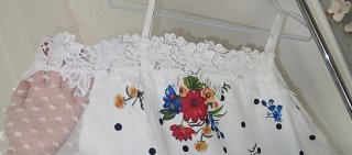 Blusa blanca con estampado floral y lunares