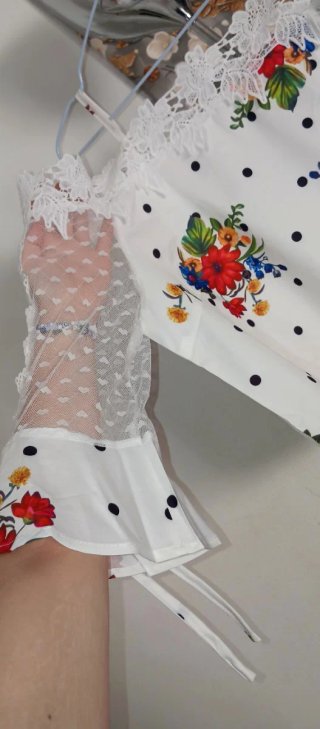 Blusa blanca con estampado floral y lunares