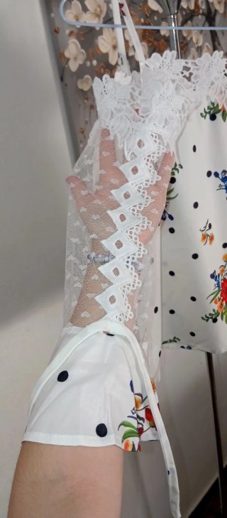 Blusa blanca con estampado floral y lunares