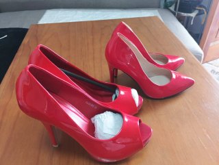 Zapatos de tacón rojos
