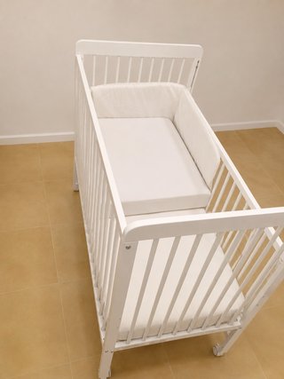 Cuna de bebé blanca con colchón