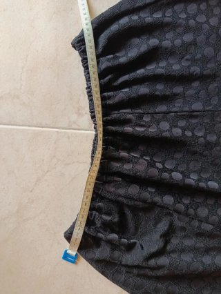 Falda midi lunares negra