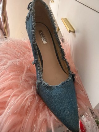 Zapatos de tacón vaqueros desgastados