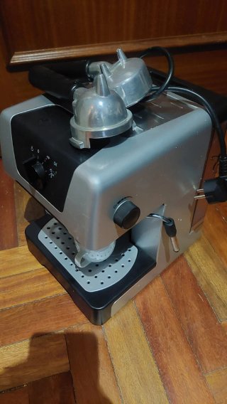Cafetera Plata y Negra