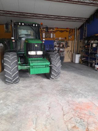 Tractor John Deere y otro tractor