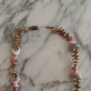 Collar de conchas rosas