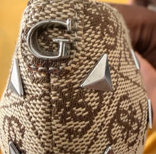 Zapatos de tacón Guess beige/marrón con tachuelas