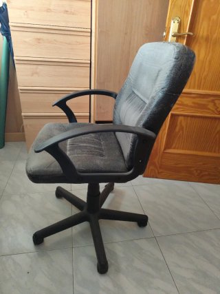 Silla de oficina giratoria negra.Venta física