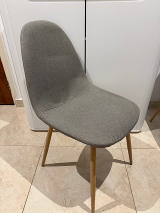 Silla Jysk gris tela y madera