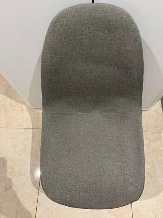 Silla Jysk gris tela y madera