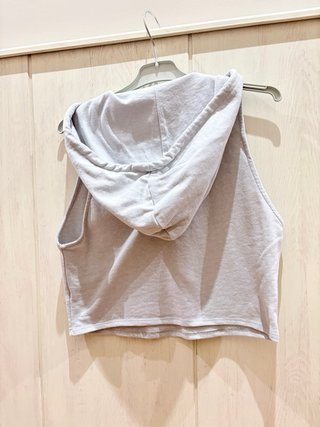Camiseta sin mangas con capucha gris