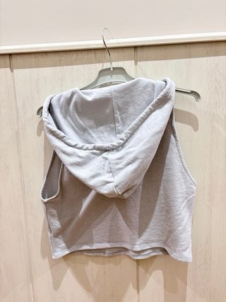 Camiseta sin mangas con capucha gris