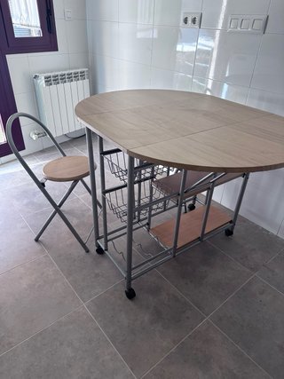 Mesa y 2 taburetes plegables cocina