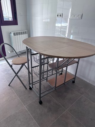 Mesa y 2 taburetes plegables cocina