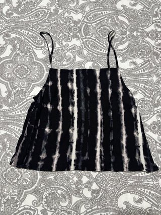 Top negro con estampado de rayas