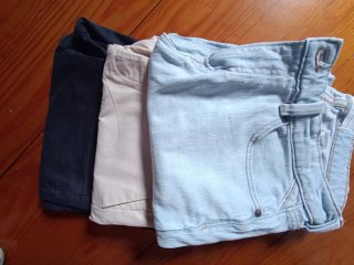 Lote 3 Pantalones Cortos, vaqueros, beige y azul.