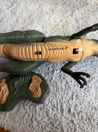 Dinosaurio Robot Juguetecnic. camina y ruge