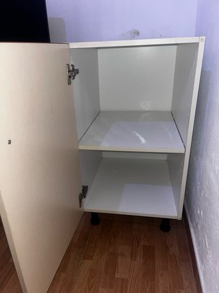 Mueble de cocina con patas, ideal para almacenaje