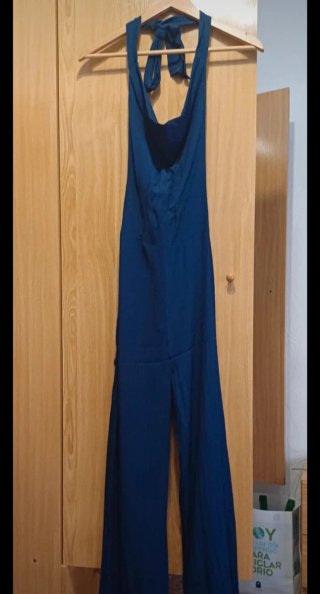 Mono azul de fiesta con cuello halter