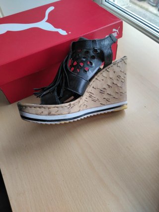 Sandalias negras con flecos