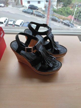 Sandalias negras con flecos
