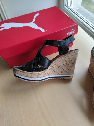 Sandalias negras con flecos