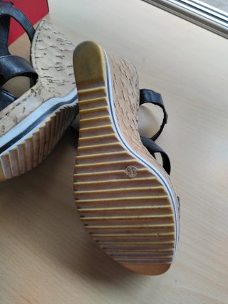 Sandalias negras con flecos