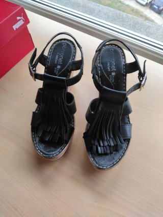 Sandalias negras con flecos