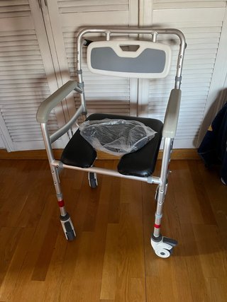 Silla de baño con ruedas