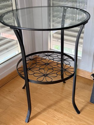 Mesa auxiliar cristal y metal negra