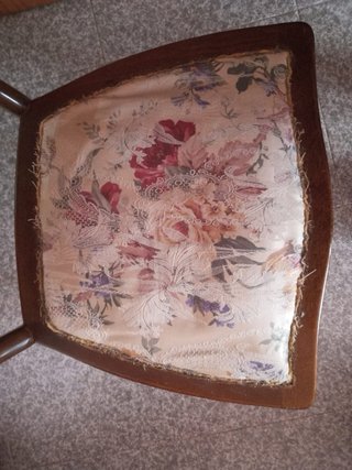 Silla de madera con tapizado floral