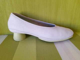 Zapatos Camper blancos y amarillos