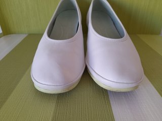 Zapatos Camper blancos y amarillos