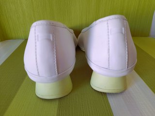 Zapatos Camper blancos y amarillos