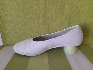 Zapatos Camper blancos y amarillos