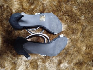 Sandalias de tacón negras y plateadas